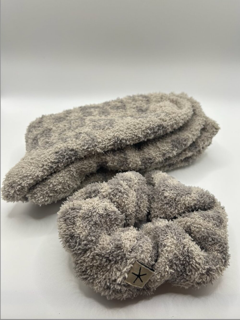 🐆 NWT CozyChic® Leopard Print Scrunchie & Socks Gift Set | Linen/Warm Gray - Picture 4 of 8